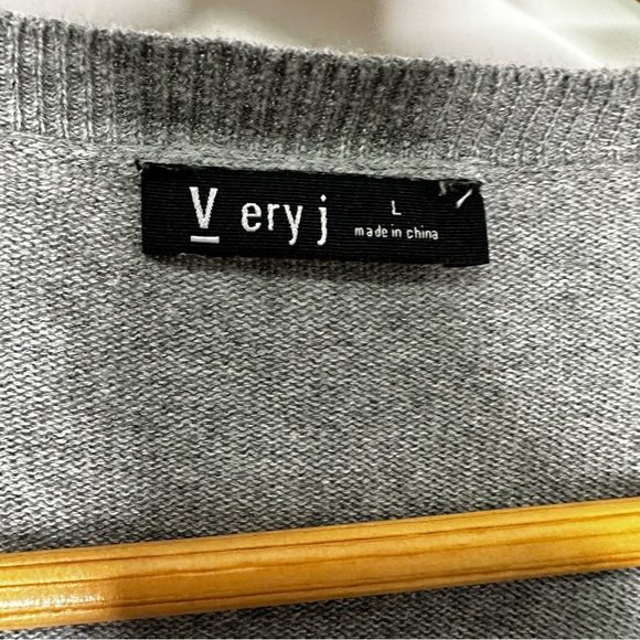 Very J Ruffled cable knit gray sweater in Size Large. - Picture 5 of 5